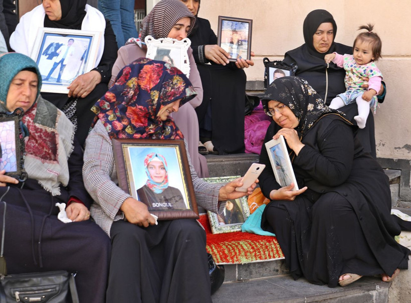 Diyarbakır'da eylem yapan aile oğlunun ölüm haberini HDP binası önünde aldı - Resim: 2
