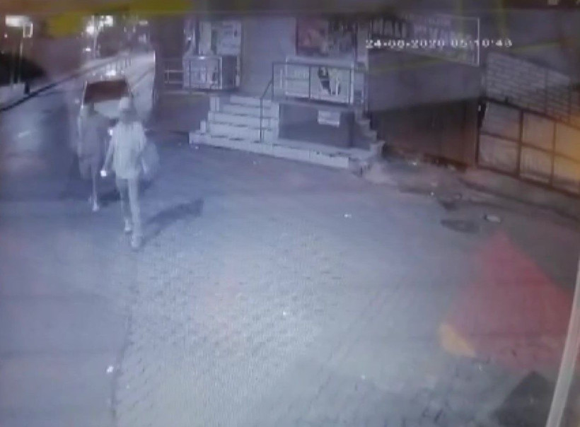 İstanbul'da kameraya yansıyan rezil görüntü! Kur’an-ı Kerim’i yırtarak gezdi - Resim: 4