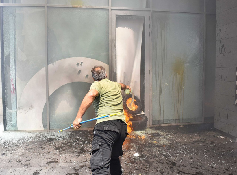 Hesaplarındaki parayı çekemeyince banka şubelerine saldırdılar! - Resim: 3