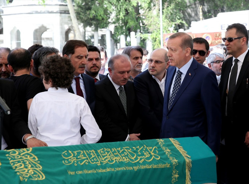 Cumhurbaşkanı Erdoğan tabuta omuz verdi! - Resim: 3