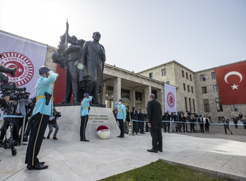 23 Nisan kutlamaları başladı Devlet Erkanı Anıtkabir'e çıktı iki yılın ardından ilk... - Resim: 2