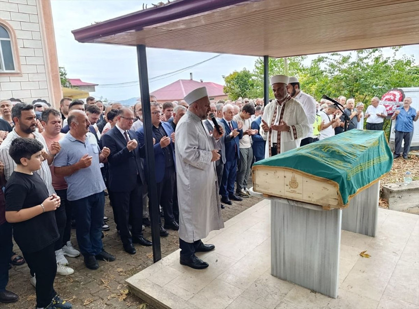 Gazeteci Cem Küçük'ün babasının cenazesi, Giresun'da toprağa verildi - Resim: 3