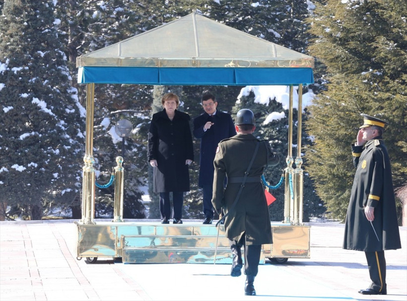 Merkel'i karşılama töreninde ilginç an! - Resim: 4
