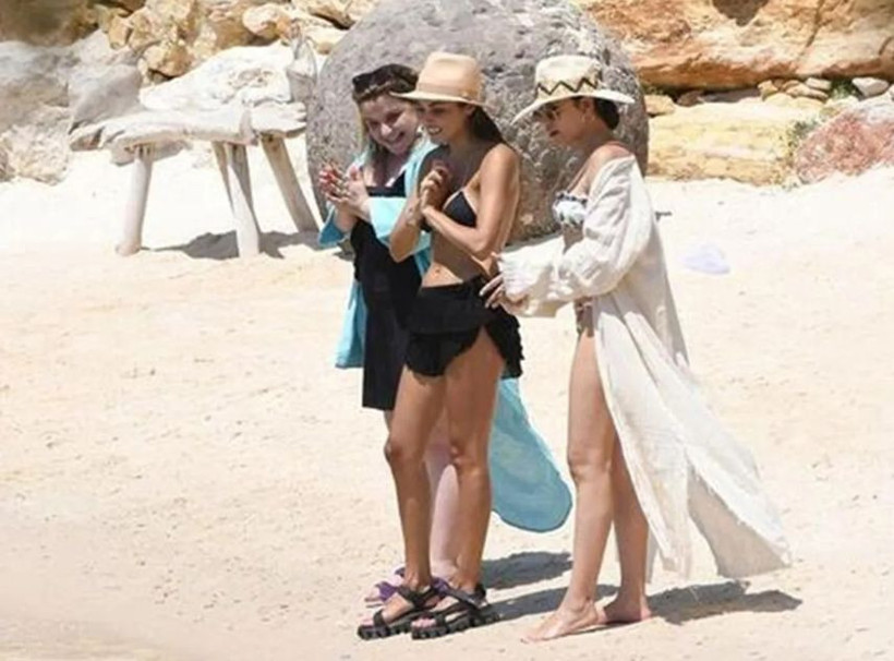 Hande Erçel Çeşme sahiline damga vurdu! - Resim: 4