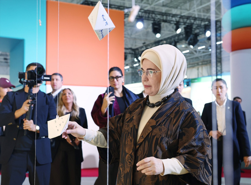 Emine Erdoğan, Özbekistan'da düzenlenen zirve kapsamında açılan sergiyi ziyaret etti - Resim: 2