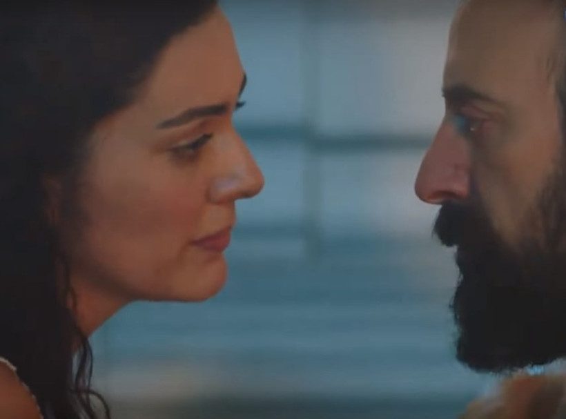 Bergüzar Korel ve Halit Ergenç dudak dudağa - Resim: 3