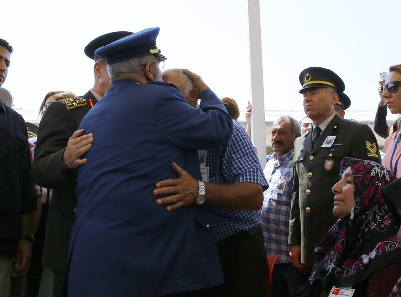 Şehit cenazesinde sürpriz isim! Şehit babasını alnından öptü - Resim: 3