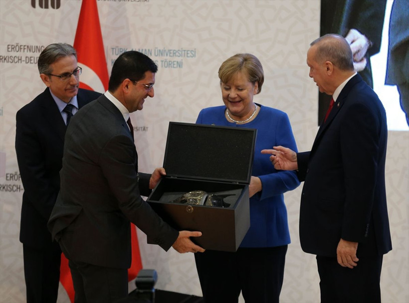 Erdoğan'dan hediye alan Angela Merkel'in sevindirik halleri - Resim: 4