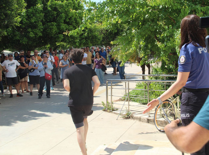 YKS'ye kulağında küpeyle girmeye kalktı 2 dakikayla sınavı kaçırdı - Resim: 4