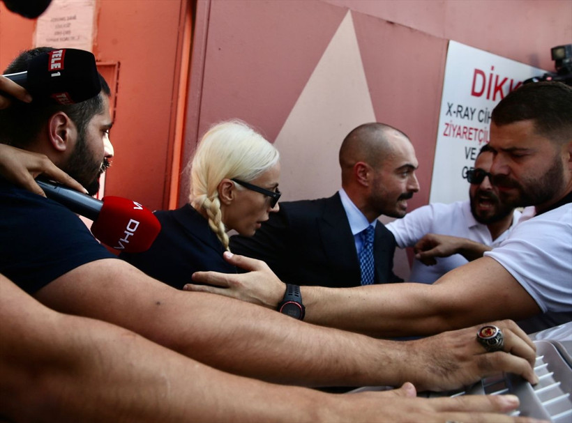 Şarkıcı Gülşen tahliye oldu! Cezaevinden çıkış anı anbean görüntülendi - Resim: 3