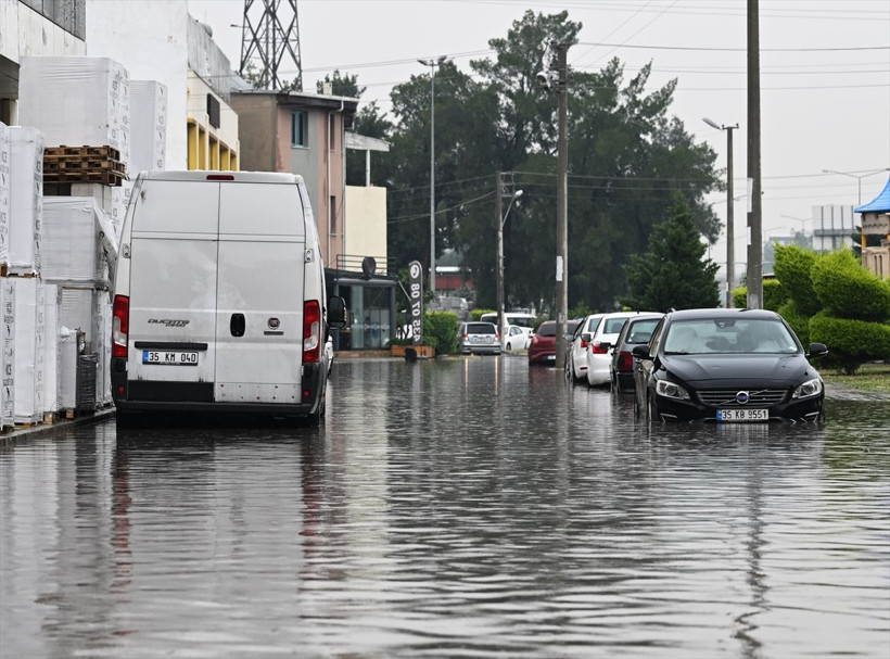 İzmir'i yine su bastı! Sağanak yağış hayatı olumsuz etkiledi! - Resim: 2