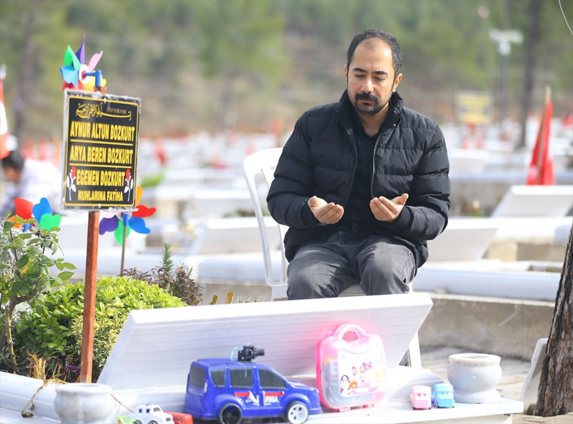 1 yıldır her gün mezara kahve götürüyor çocuklarına ise... - Resim: 3