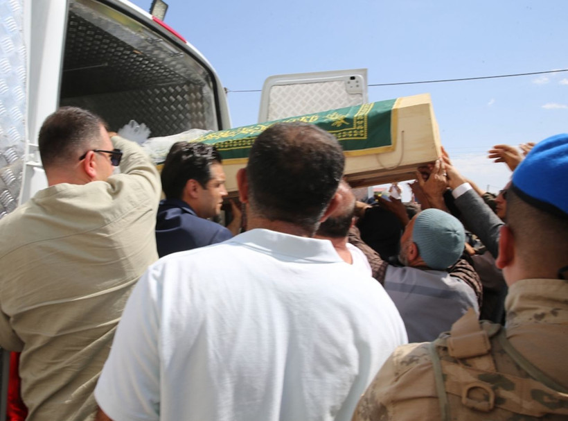 Narin'e son veda... Tabuttaki çocuk gelinliği detayı görenleri kahretti - Resim: 3