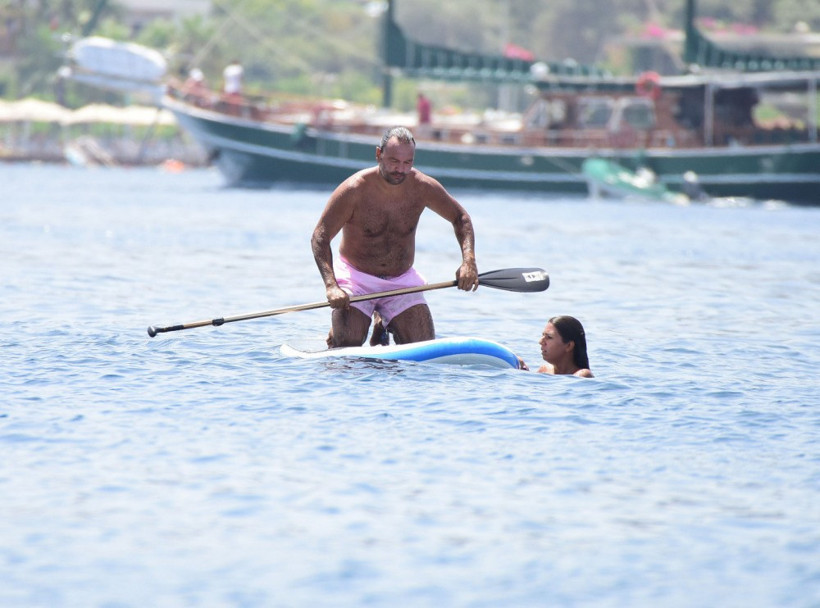Ali Sunal yeni sevgilisiyle yakalandı kim bu genç kız? - Resim: 2
