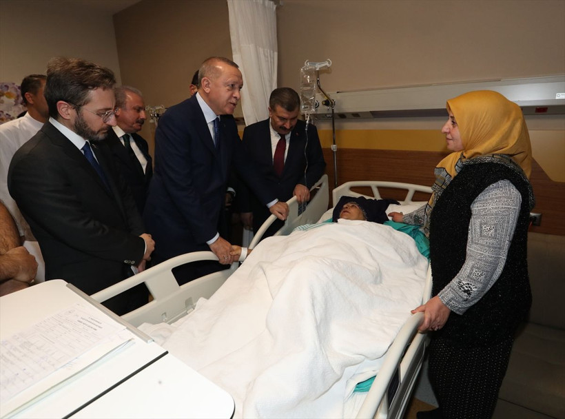 Cumhurbaşkanı Erdoğan, depremde yaralanan vatandaşları hastanede ziyaret etti - Resim: 3