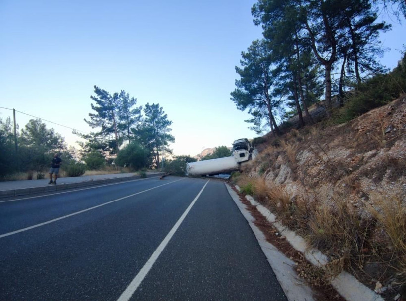 Faciaya ramak kala... Doğalgaz yüklü tanker uçuruma yuvarlandı! Ekipler bölgede... - Resim: 2