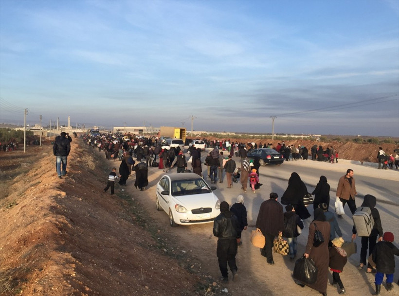 Rusya'nın saldırıları Suriyeli aileleri yerinden etti! - Resim: 2
