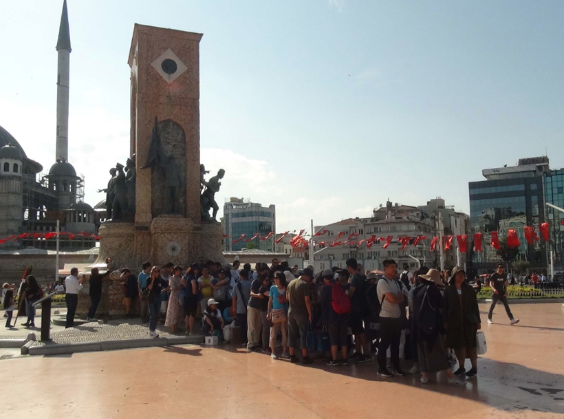 İstanbul 40 derece sıcaklığı gördü! Turistler Taksim Meydanı'nda bakın nasıl önlem aldı - Resim: 2