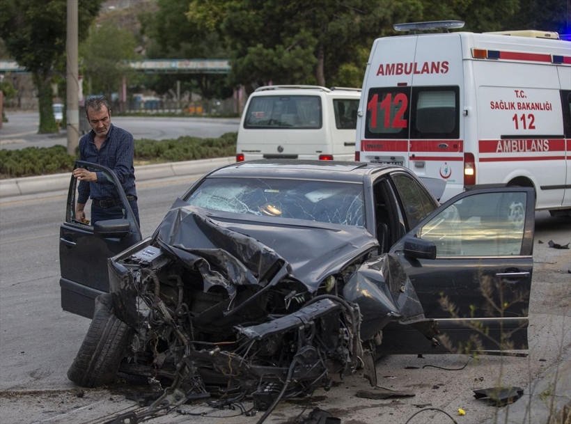 Hurdaya dönen otomobilden bakın nasıl çıktı! Görenler inanamadı! - Resim: 4