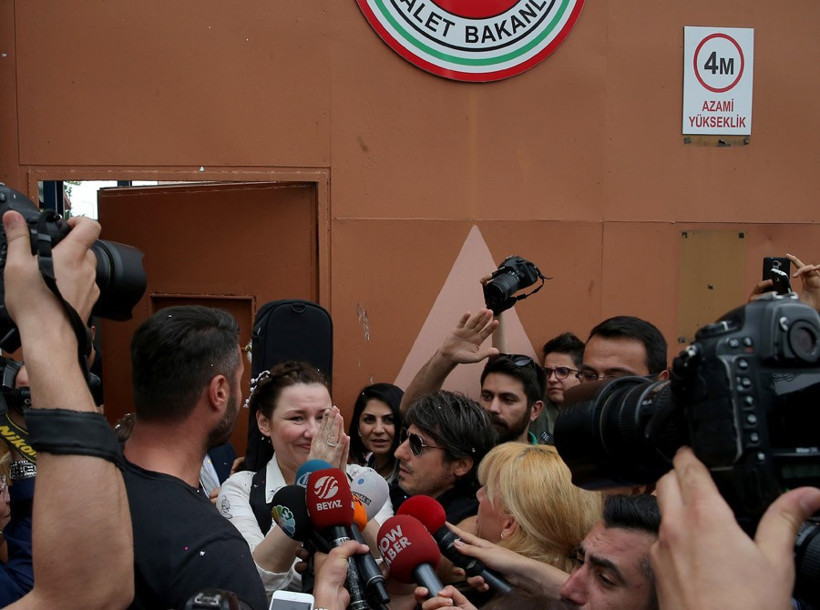 Deniz Seki'nin cezaevinden çıkış görüntüleri elinde ne vardı? - Resim: 1