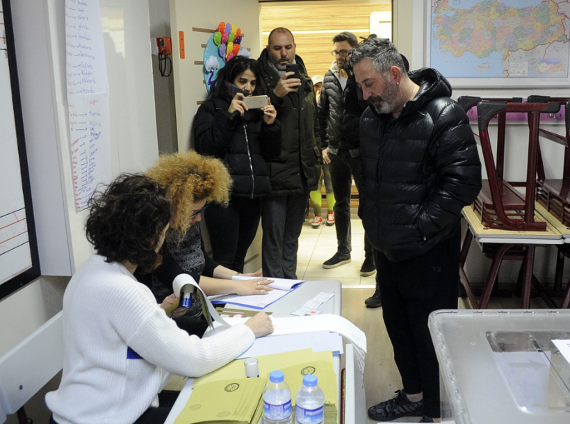 Cem Yılmaz oyunu kullandı, espriyi patlattı - Resim: 1