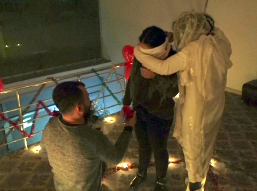 'Son duanı et' deyip evlenme teklifi yaptı - Resim: 1