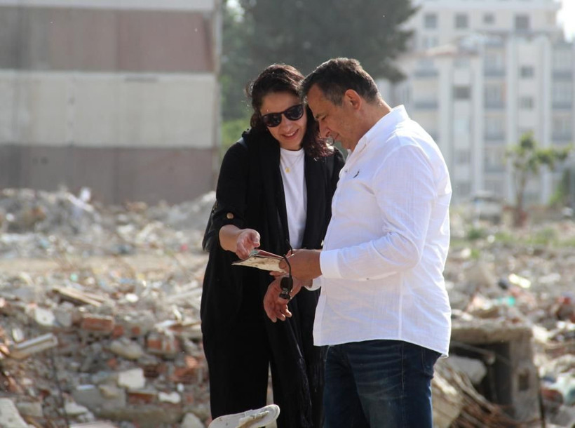 Almanya’dan baba ocağı Hatay'a geldiler! Evlerinin enkazında hatıra aradılar: Bakın ne buldular! - Resim: 1