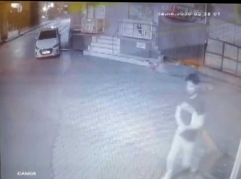 İstanbul'da kameraya yansıyan rezil görüntü! Kur’an-ı Kerim’i yırtarak gezdi - Resim: 2