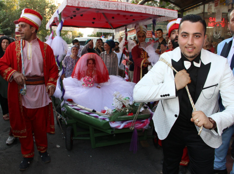 Denizi olmayan Manisa’da gelini kayıkla aldı - Resim: 1