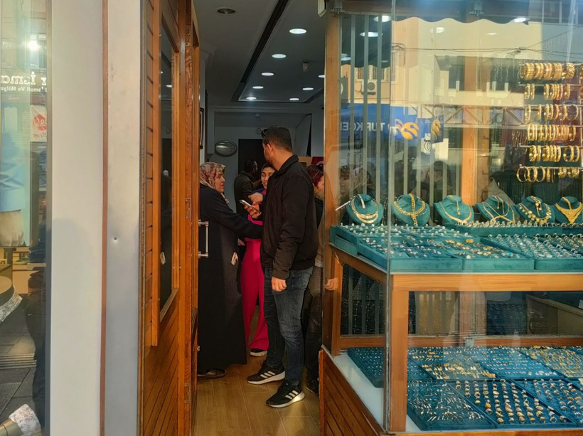 Gelin ile kayınvalide kuyumcuda kabusu yaşadı 'araba alacaktık' dedi şoku atlatamadılar - Resim: 3