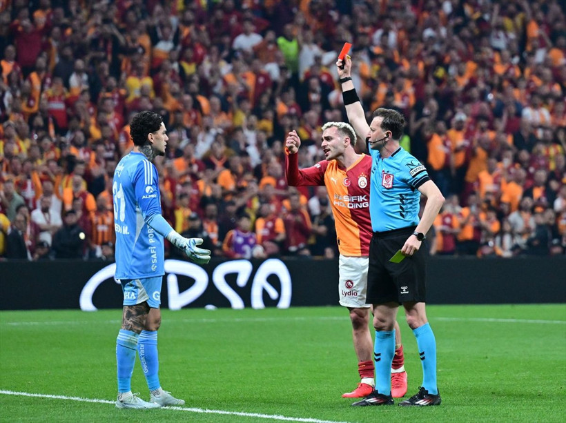 Trio ekibi, derbiyi yöneyen hakem Yasin Kol'a ateş püskürdü! 1 penaltı, tam 5 kırmızı kart atlandı - Resim: 6