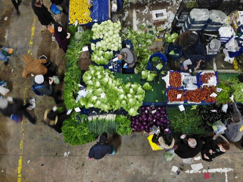 İstanbul'dan ürküten manzaralar! Semt pazarları koronavirüs tehlikesi saçıyor - Resim: 1