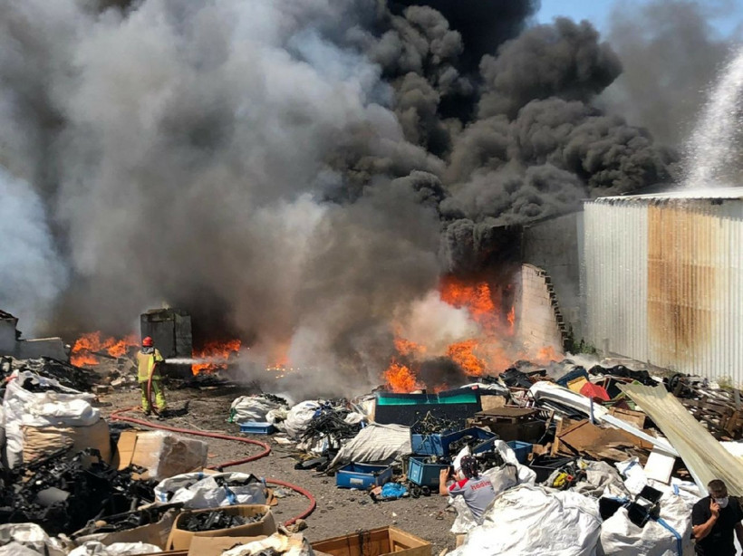 Bursa'da yangın çıkan geri dönüşüm tesisi kullanılamaz hale geldi - Resim: 1