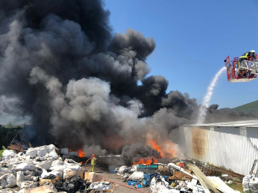 Bursa'da yangın çıkan geri dönüşüm tesisi kullanılamaz hale geldi - Resim: 2