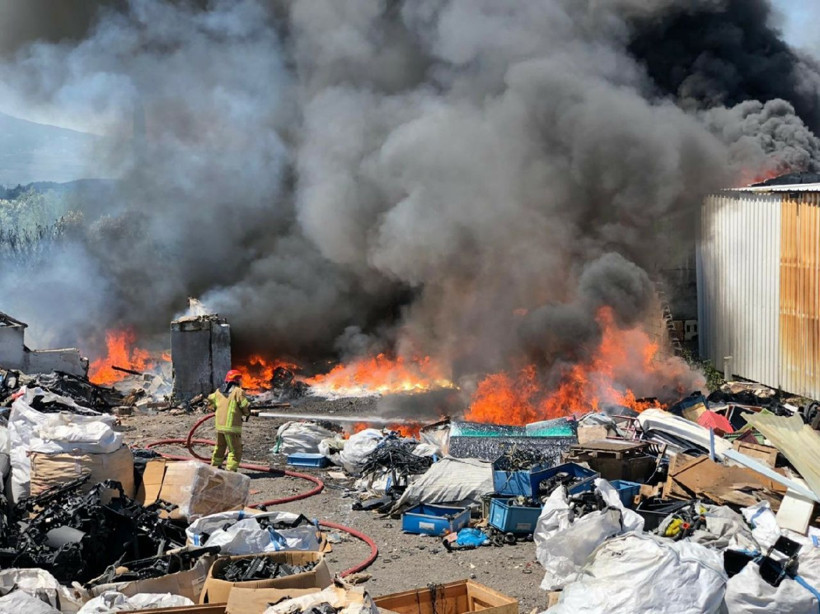 Bursa'da yangın çıkan geri dönüşüm tesisi kullanılamaz hale geldi - Resim: 4