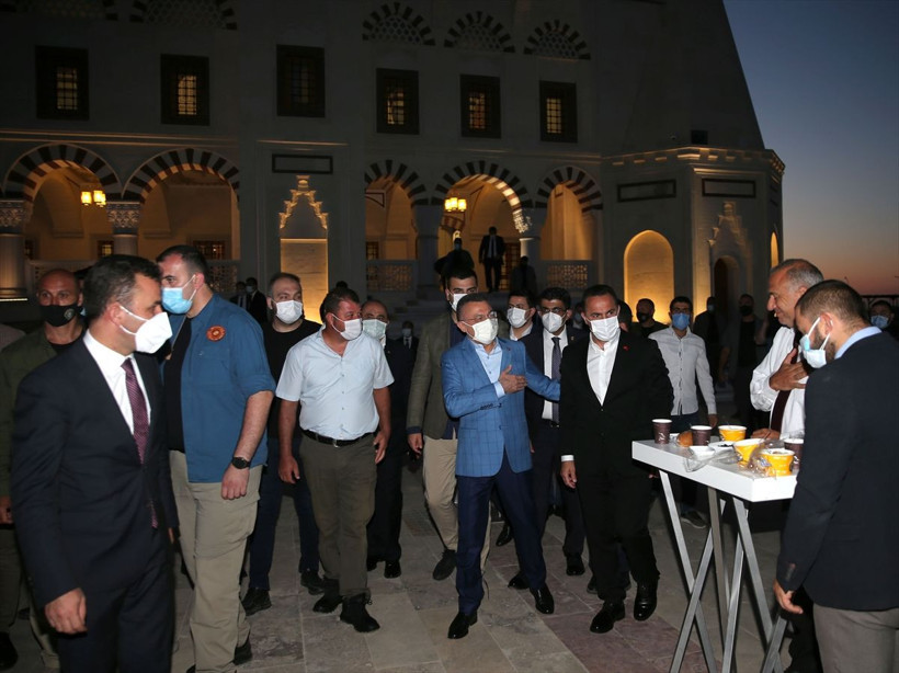 Fuat Oktay KKTC'de gençlerle sabah namazında bir araya geldi - Resim: 2