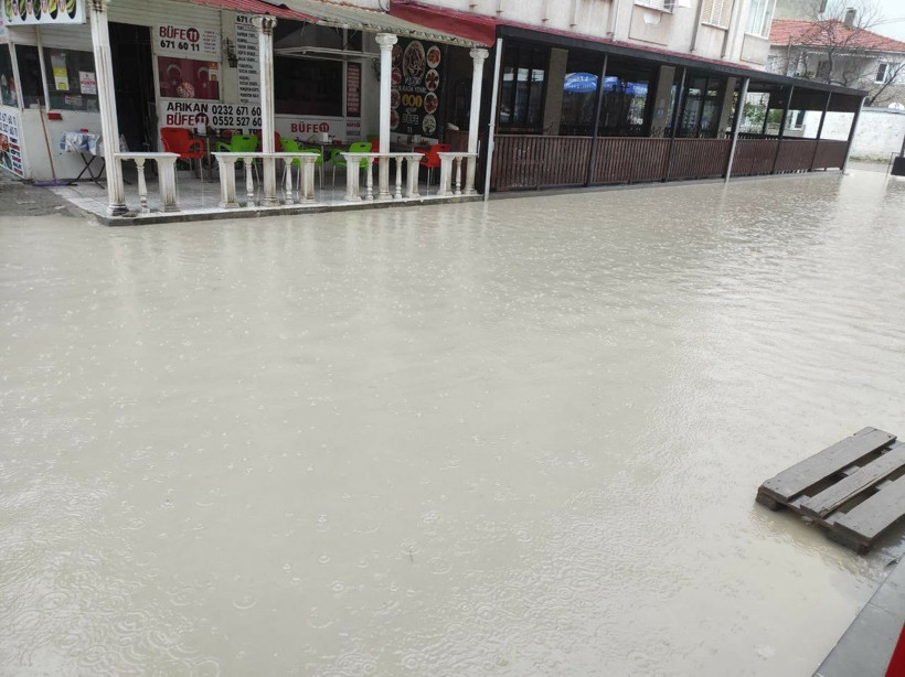 Öğlen saatlerinden itibaren etkili olan sağanak İzmir'i vurdu - Resim: 4