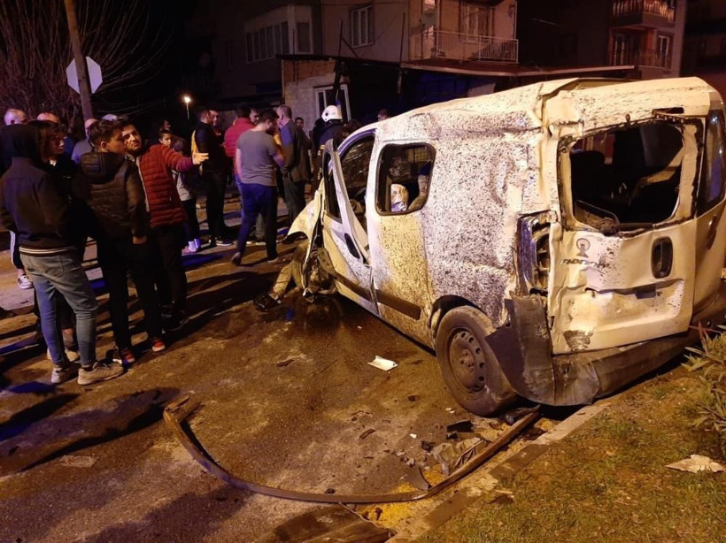 Aydın'da ticari araç işyerine daldı, ortalık savaş alanına döndü - Resim: 1