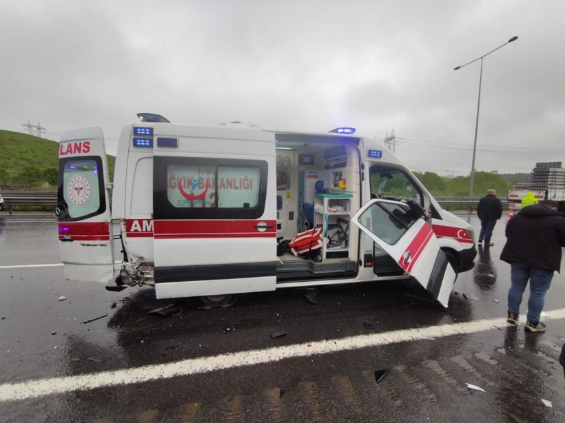 Kazaya müdahale eden itfaiye ve sağlıkçılara başka araç çarptı: 7 kişi yaralı - Resim: 4