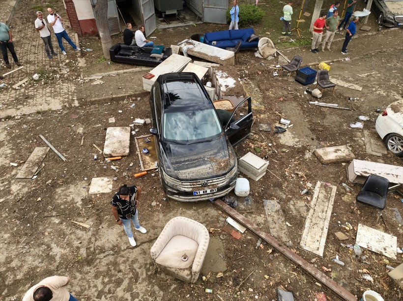 İstanbul'un ilçelerinde büyük hasar var! Fotoğraflar sel felaketini özetledi, 7 milyon TL'si gitti... - Resim: 3