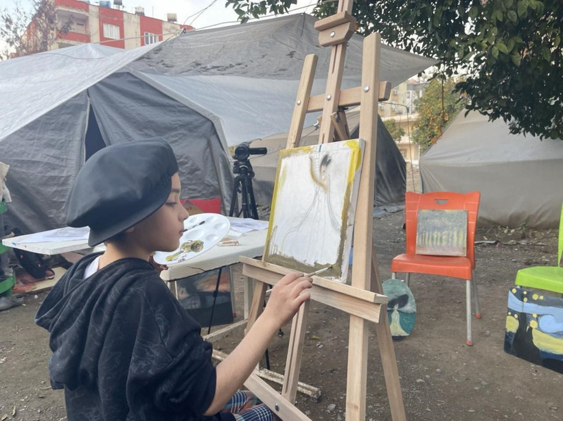 10 yaşındaki ressam eserlerini çadırda çiziyor - Resim: 1