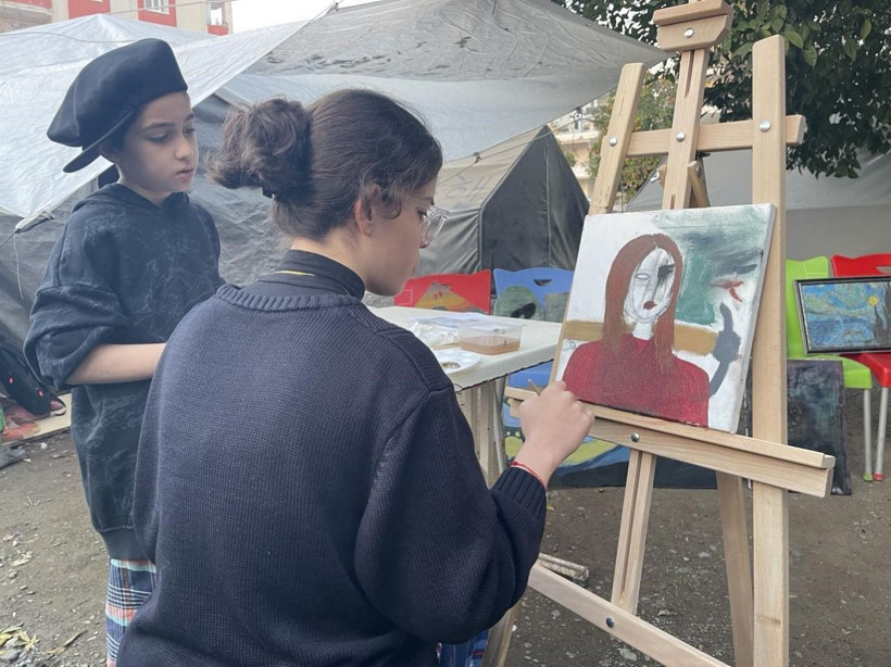 10 yaşındaki ressam eserlerini çadırda çiziyor - Resim: 4