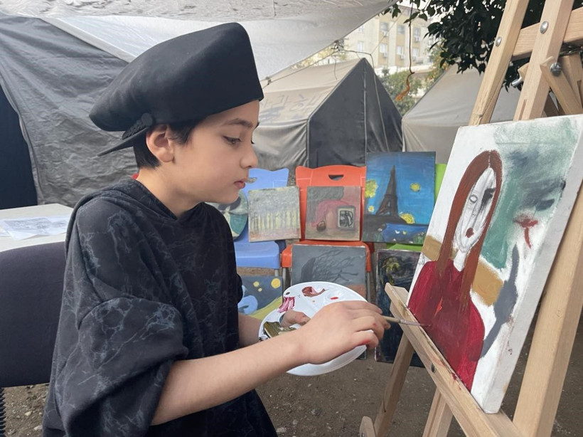 10 yaşındaki ressam eserlerini çadırda çiziyor - Resim: 2