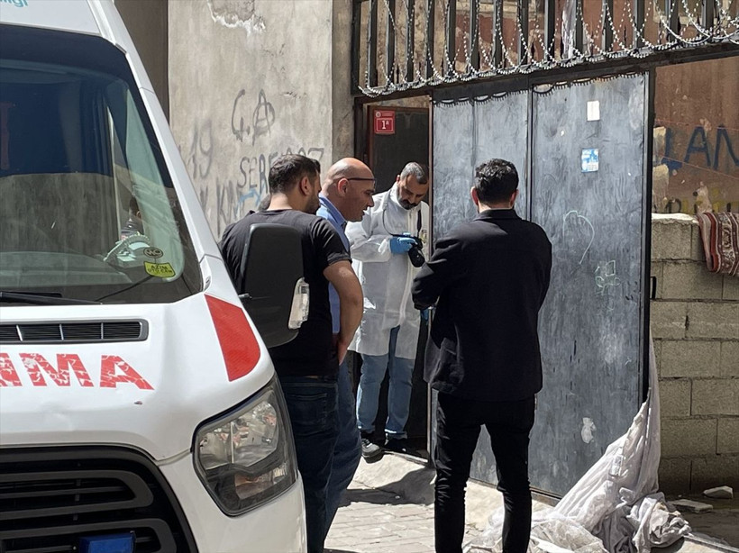 Diyarbakır'da eve düzenlenen silahlı saldırıda 1'i kadın 2 kişi öldü - Resim: 2