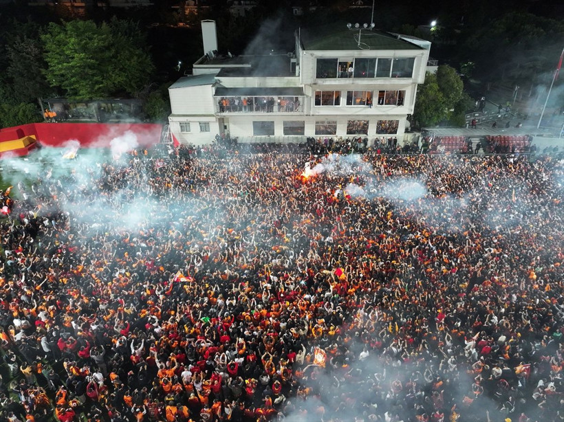 Galatasaray, şampiyonluğu taraftarıyla Florya'da kutladı - Resim: 1