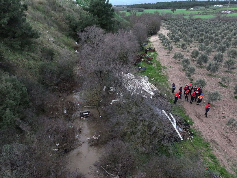Sürücü ve yolcu kaçtı! Dereye uçan otomobildeki 2 kız kardeş hayatını kaybetti - Resim: 4