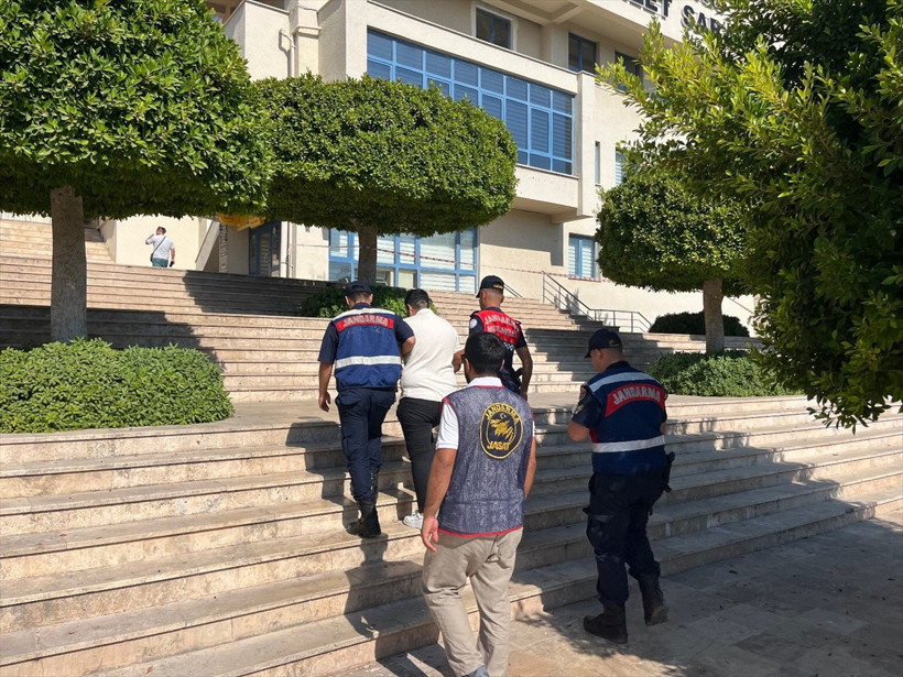 36 yıl 2 ay cezası var! Firari kadın h&uuml;k&uuml;ml&uuml; erkek kılığında yakalandı - Resim: 0