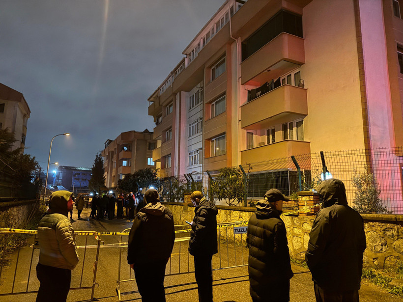 Duvarlarında &ccedil;atlaklar oluşan bina boşaltılarak m&uuml;h&uuml;rlendi - Resim: 0