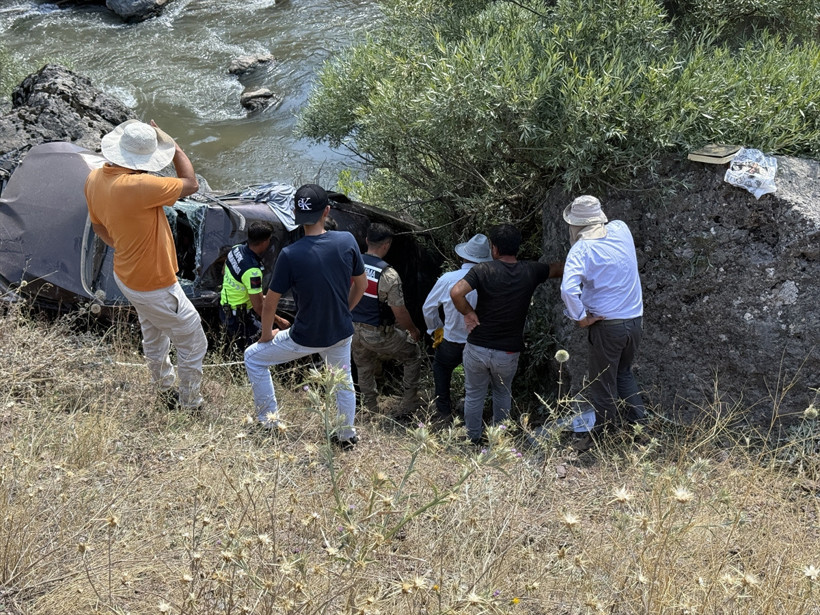 Devrilip kayaya &ccedil;arptı! Feci kazada &ouml;l&uuml; ve yaralılar var - Resim: 0