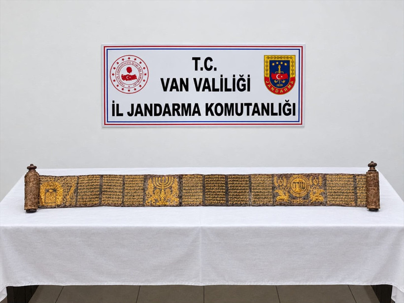 Van'da tarihi eser operasyonu! Altın yaldız işlemeli Tevrat ele ge&ccedil;irildi - Resim: 0